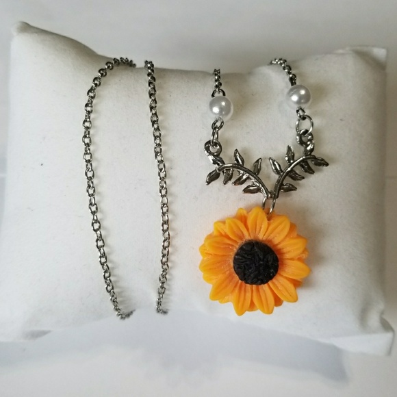 DELICATE SUNFLOWER PENDANT NECKLACE - Picture 4 of 8